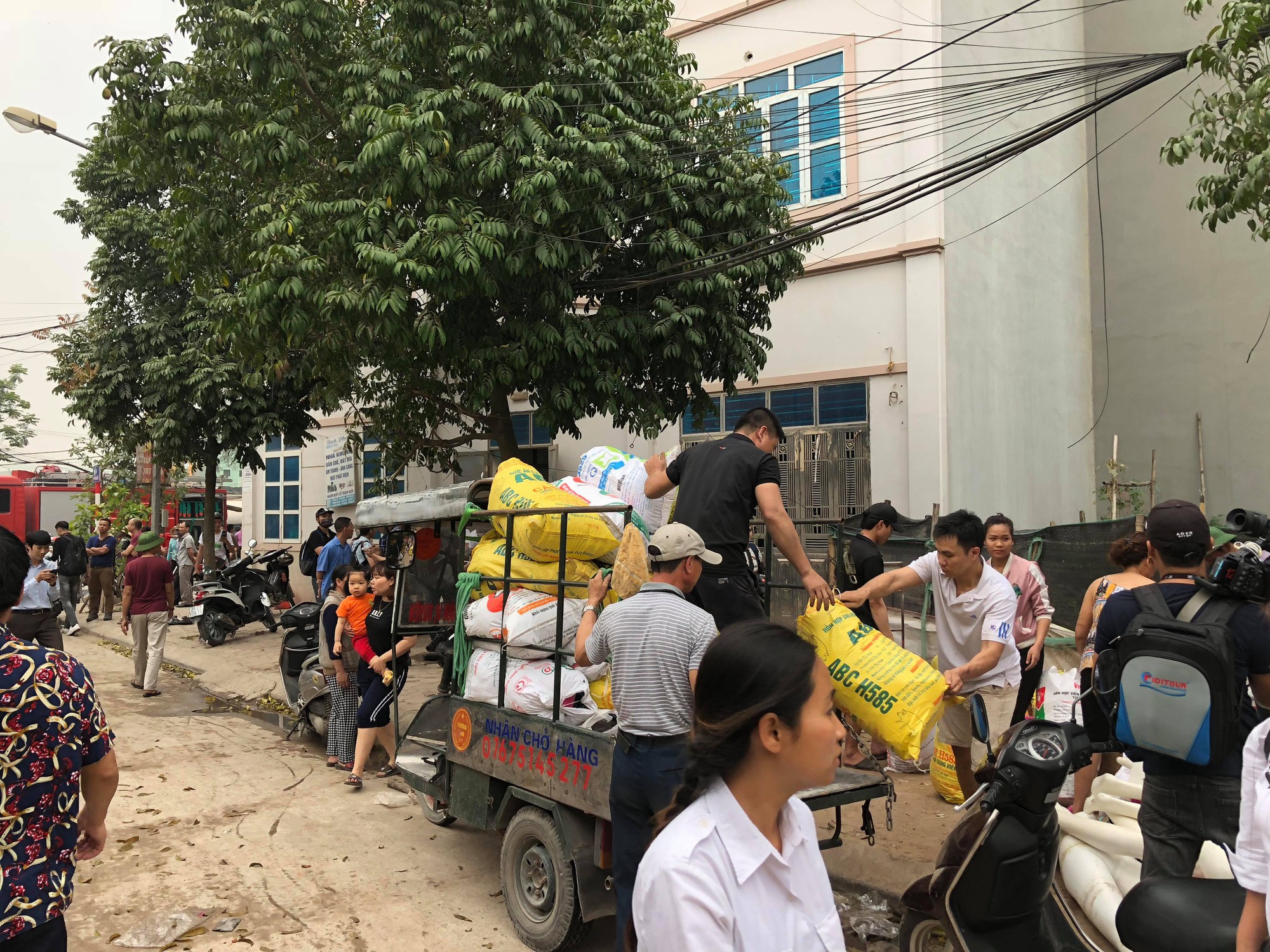 Hà Nội: Chợ Quang bốc cháy dữ dội giữa trưa, tiểu thương khóc nức nở khi nhiều gian hàng bị thiêu rụi